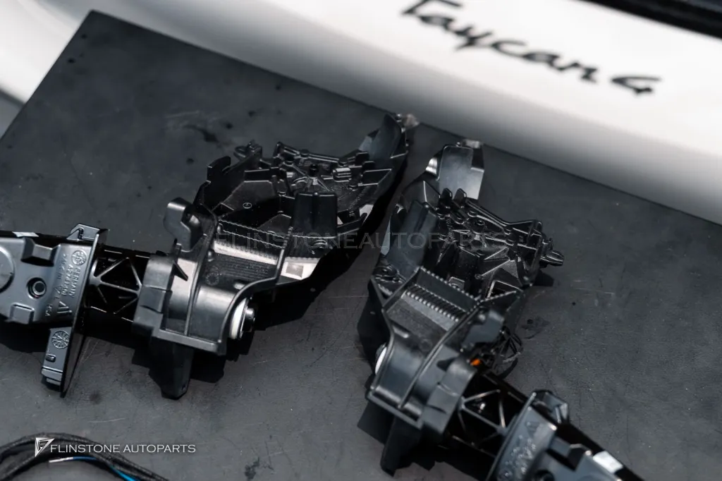 Porsche Taycan 4 กระจกมองข้างพับได้